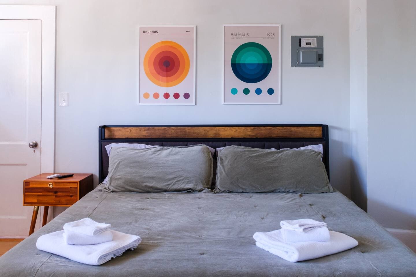 King size bed, fresh body size towels, fresh hand towels, and fresh wash clothes provided every stay. Top notch hospitality.
